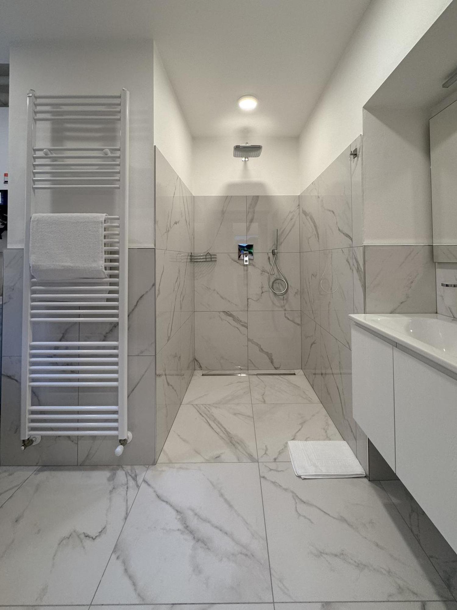 Belvedere 237B Lakeview Luxury Apartment Гифа Екстериор снимка